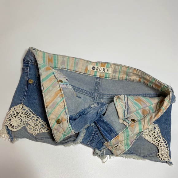 Womens shorts with lace on each side - Picture 7 of 8